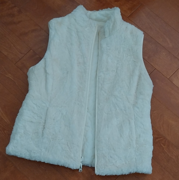 Beautiful faux fur Reversible vest - Picture 6 of 12